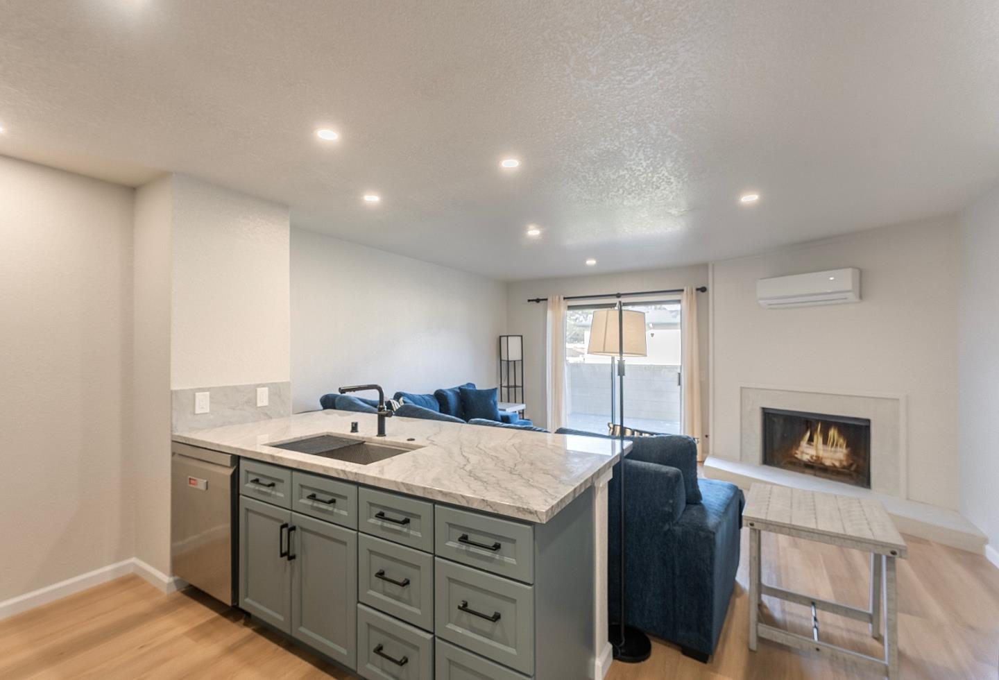 Detail Gallery Image 9 of 21 For 504 Ocean Ave #2,  Monterey,  CA 93940 - 2 Beds | 2 Baths