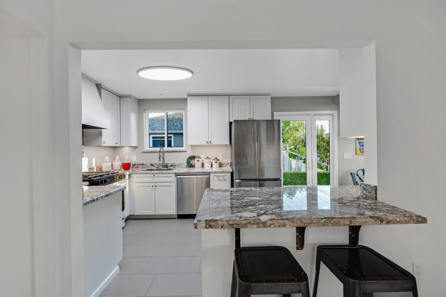 Detail Gallery Image 6 of 26 For 330 Cuardo Ave, Millbrae,  CA 94030 - 3 Beds | 1 Baths