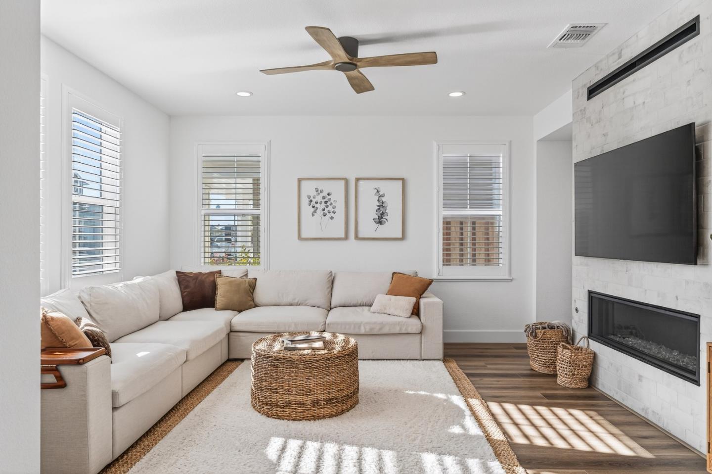 Detail Gallery Image 5 of 41 For 239 Bungalow Ct, Marina,  CA 93933 - 3 Beds | 2/1 Baths