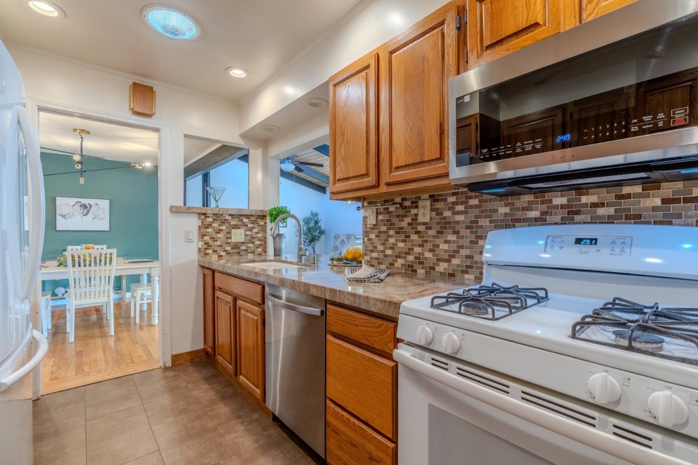 Detail Gallery Image 14 of 31 For 711 Lundy Way, Pacifica,  CA 94044 - 3 Beds | 2 Baths