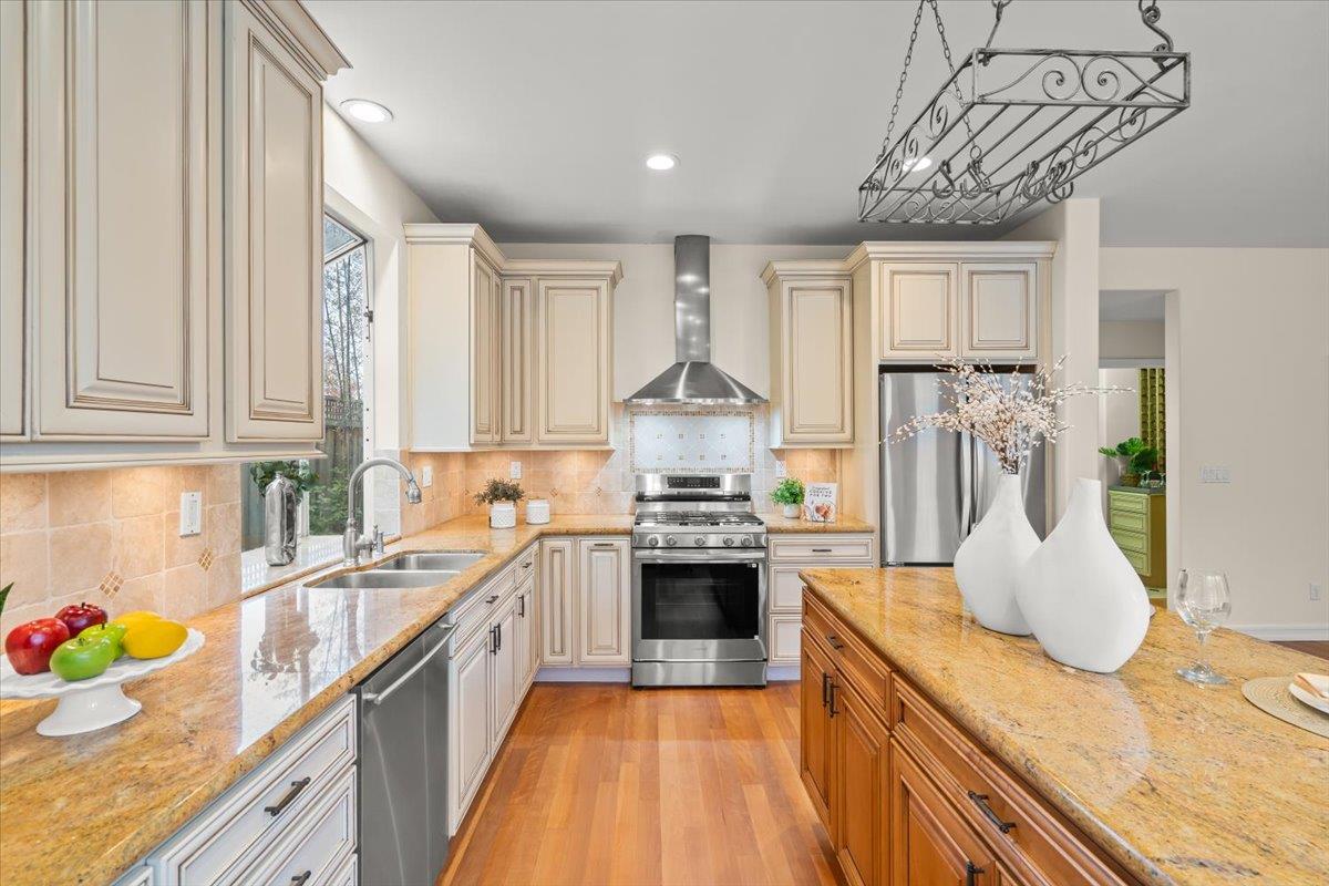 Detail Gallery Image 12 of 27 For 1436 Sandringham Way, San Jose,  CA 95126 - 4 Beds | 3 Baths