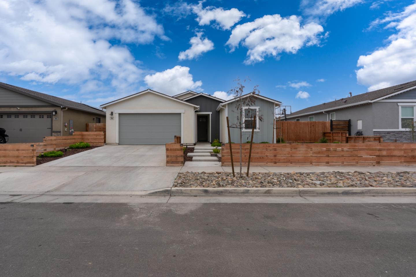 Detail Gallery Image 2 of 39 For 396 Broadstone Ct, Los Banos,  CA 93635 - 4 Beds | 2 Baths