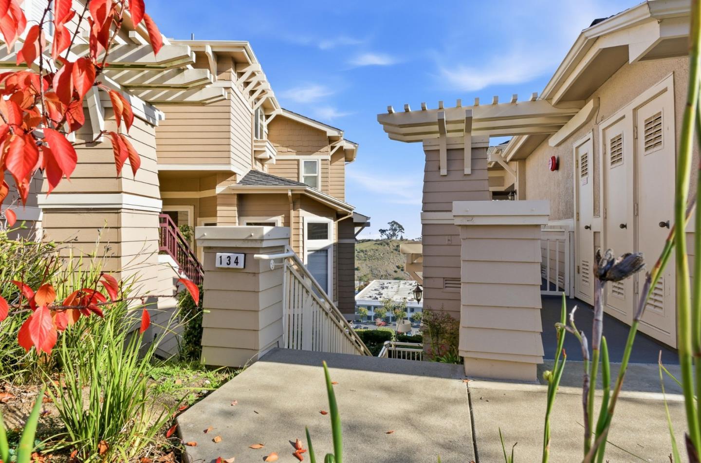 Detail Gallery Image 4 of 35 For 134 Cliff Swallow Ct, Brisbane,  CA 94005 - 2 Beds | 2 Baths