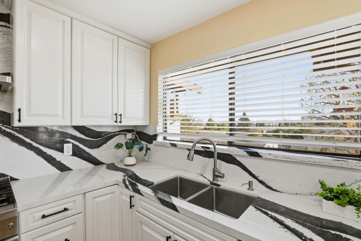 Detail Gallery Image 14 of 38 For 130 Georges Dr, Hollister,  CA 95023 - 3 Beds | 2 Baths