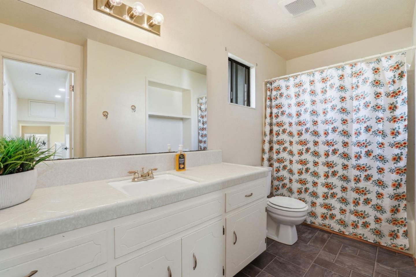 Detail Gallery Image 27 of 38 For 130 Georges Dr, Hollister,  CA 95023 - 3 Beds | 2 Baths