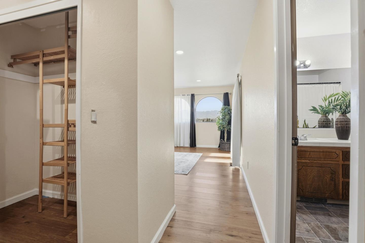 Detail Gallery Image 7 of 38 For 130 Georges Dr, Hollister,  CA 95023 - 3 Beds | 2 Baths