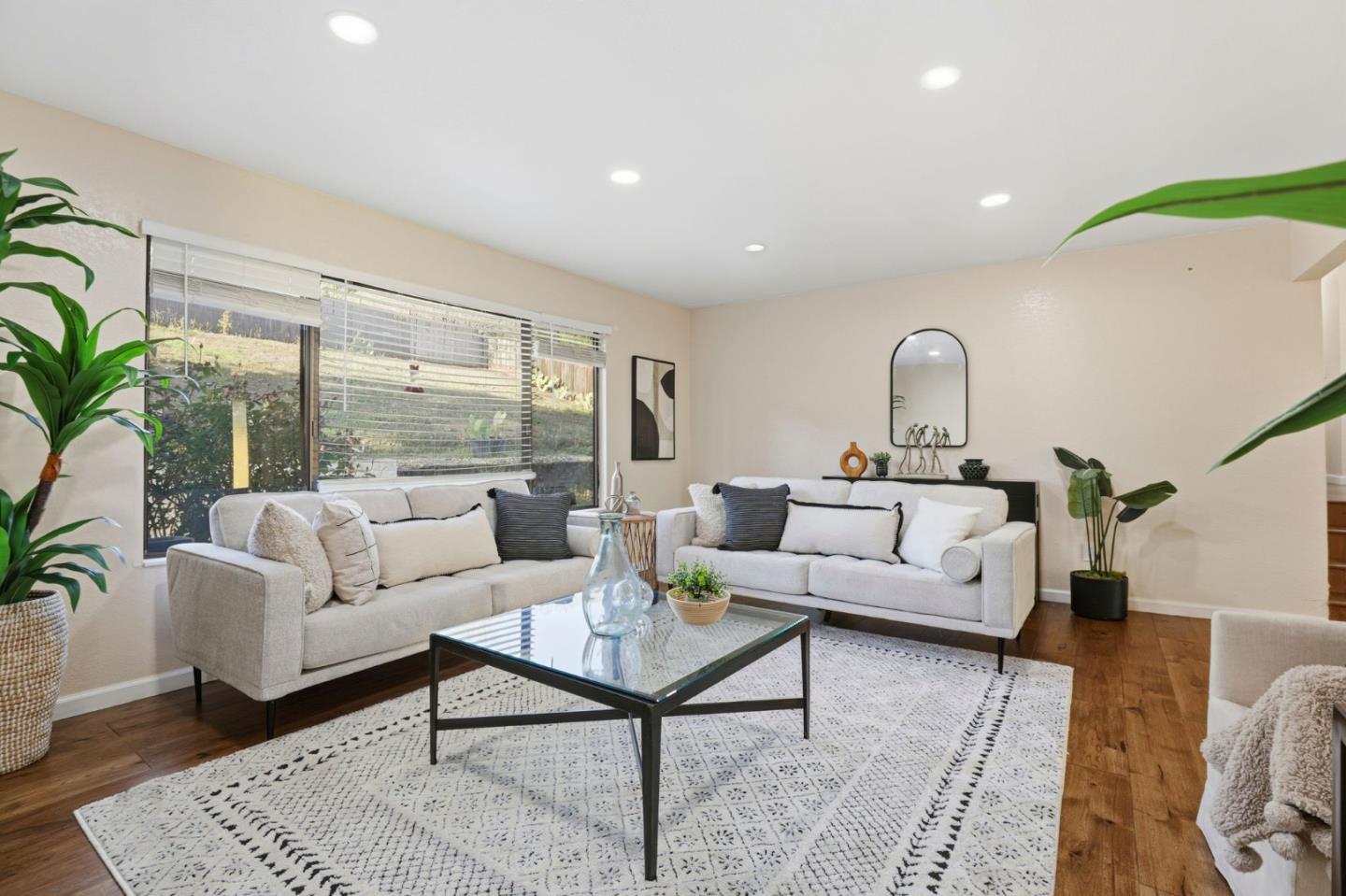 Detail Gallery Image 8 of 38 For 130 Georges Dr, Hollister,  CA 95023 - 3 Beds | 2 Baths