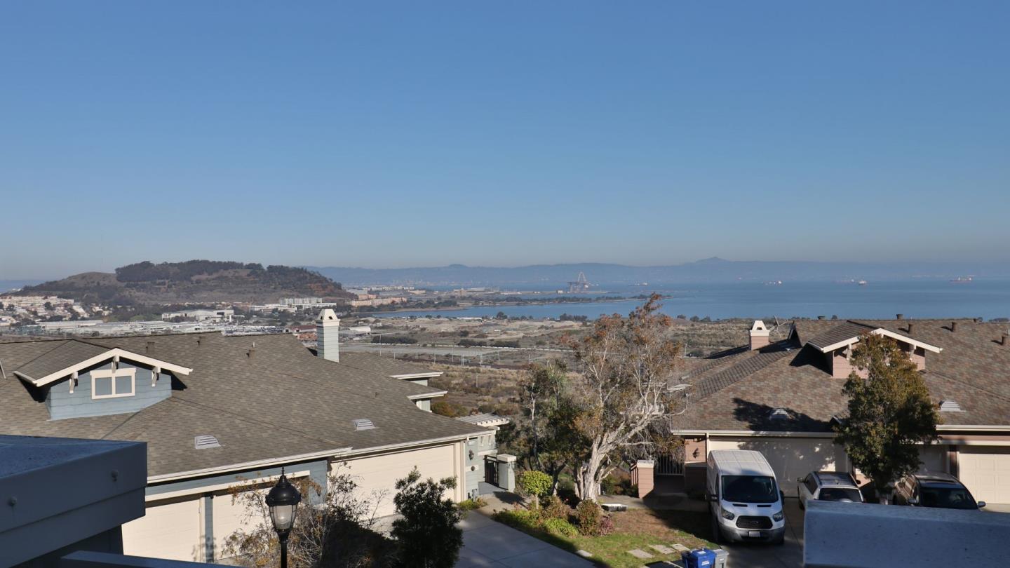 Detail Gallery Image 12 of 42 For 132 Warbler Ln, Brisbane,  CA 94005 - 2 Beds | 2 Baths