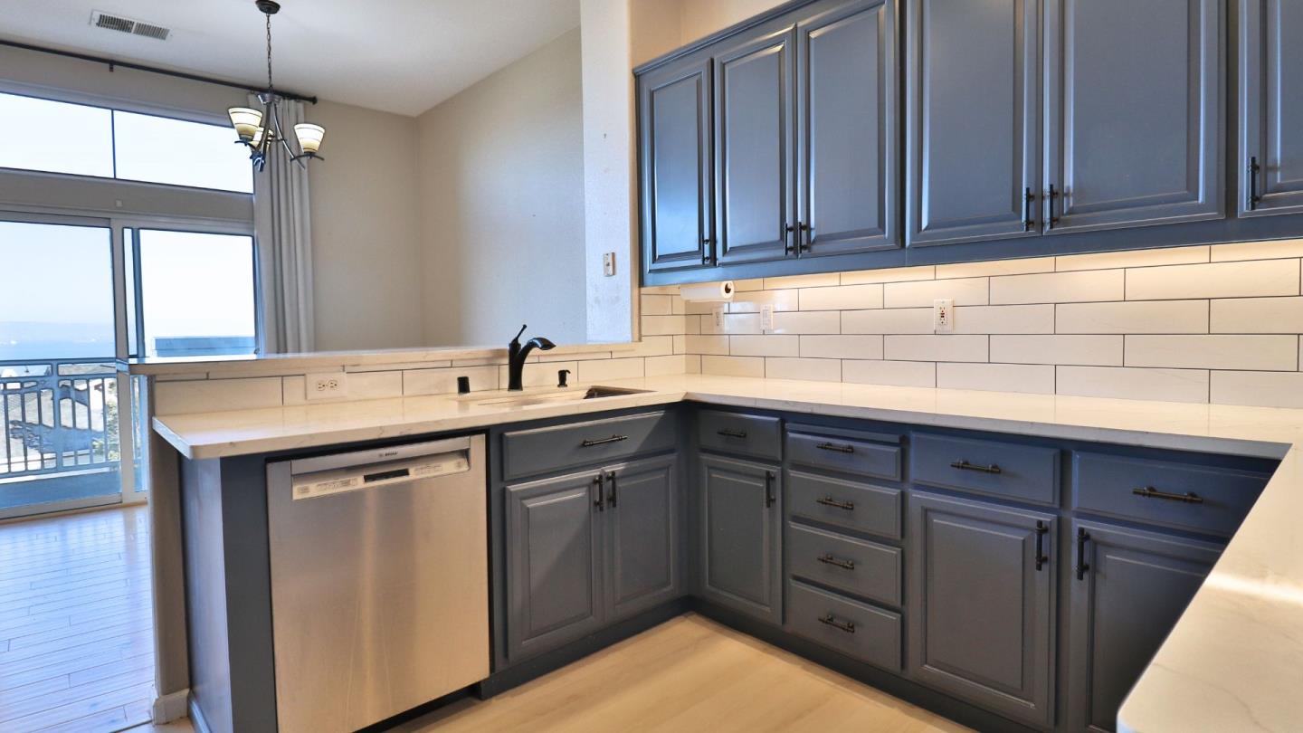 Detail Gallery Image 18 of 42 For 132 Warbler Ln, Brisbane,  CA 94005 - 2 Beds | 2 Baths