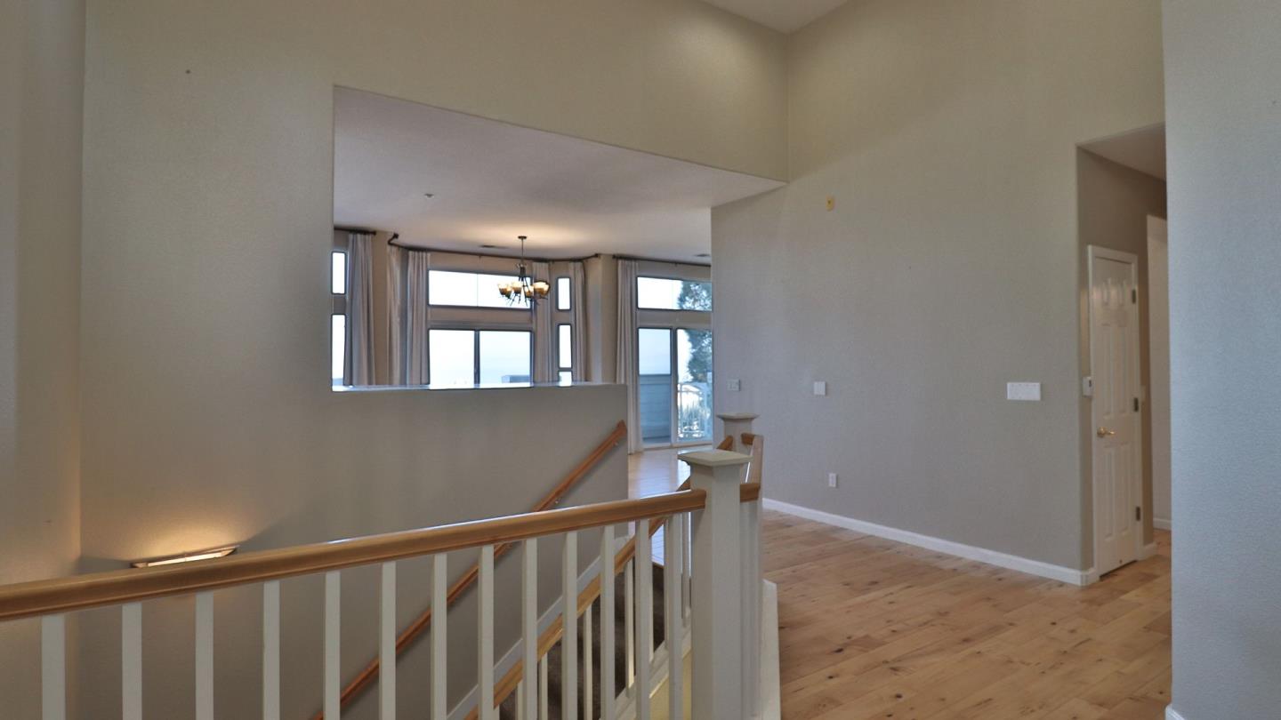 Detail Gallery Image 5 of 42 For 132 Warbler Ln, Brisbane,  CA 94005 - 2 Beds | 2 Baths