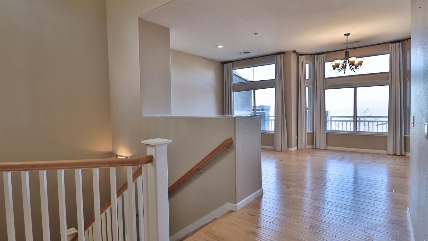 Detail Gallery Image 7 of 42 For 132 Warbler Ln, Brisbane,  CA 94005 - 2 Beds | 2 Baths