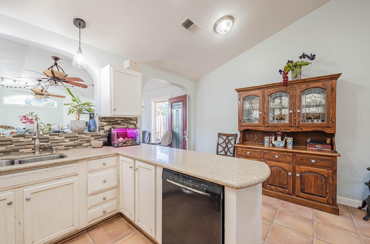 Detail Gallery Image 10 of 22 For 267 Palo Verde St, Greenfield,  CA 93927 - 4 Beds | 2 Baths