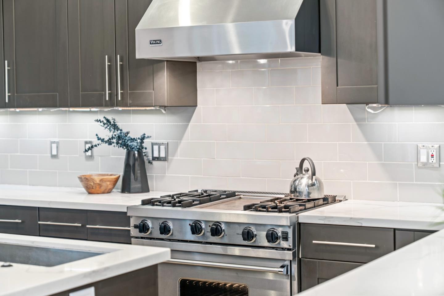 Detail Gallery Image 14 of 80 For 2220 Arrowhead Dr, Oakland,  CA 94611 - 4 Beds | 4/1 Baths