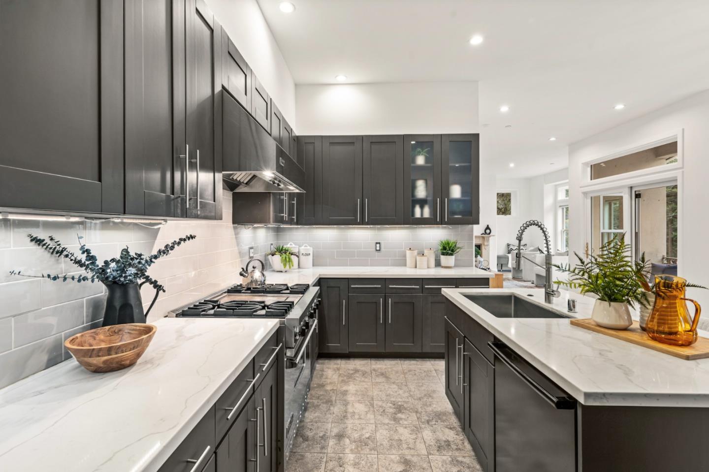 Detail Gallery Image 15 of 80 For 2220 Arrowhead Dr, Oakland,  CA 94611 - 4 Beds | 4/1 Baths