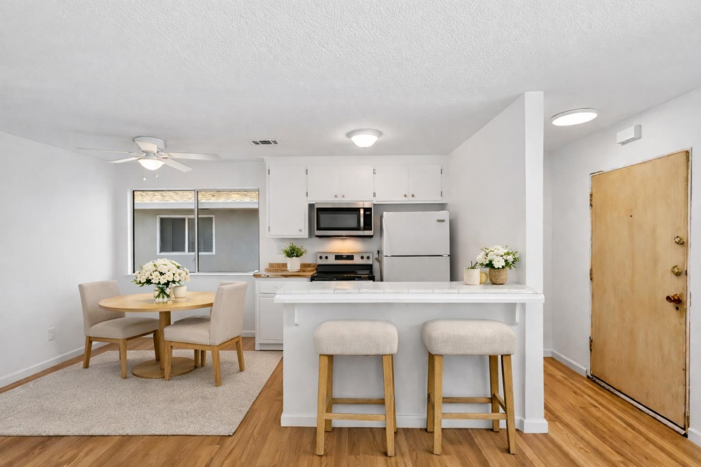 Detail Gallery Image 3 of 29 For 5577 Spinnaker Dr #4,  San Jose,  CA 95123 - 1 Beds | 1 Baths