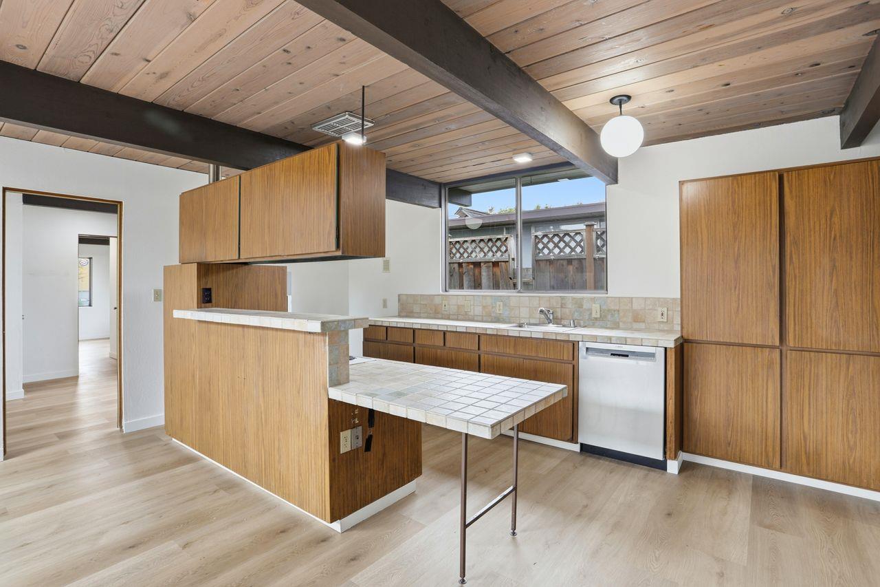 Detail Gallery Image 9 of 30 For 827 Cumberland Dr, Sunnyvale,  CA 94087 - 5 Beds | 3 Baths