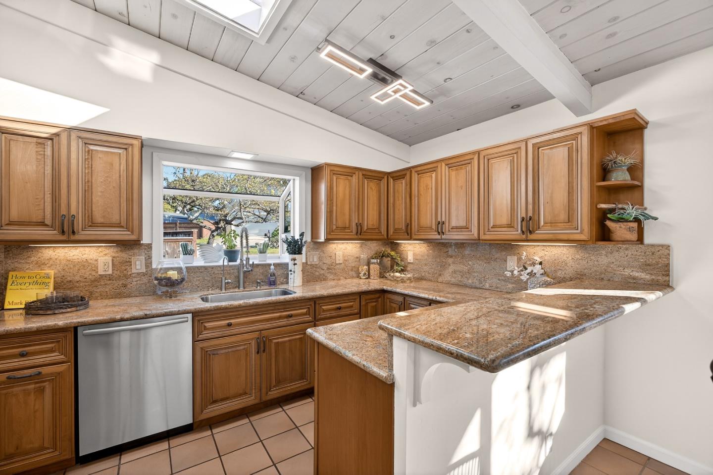 Detail Gallery Image 13 of 52 For 1122 Presidio Blvd, Pacific Grove,  CA 93950 - 3 Beds | 2 Baths