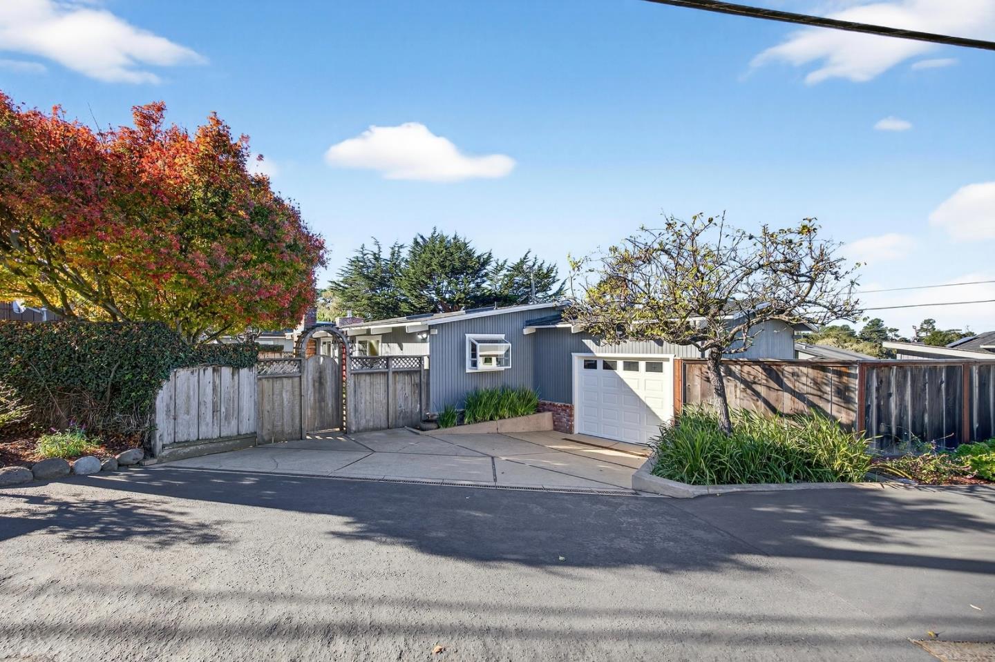 Detail Gallery Image 2 of 52 For 1122 Presidio Blvd, Pacific Grove,  CA 93950 - 3 Beds | 2 Baths