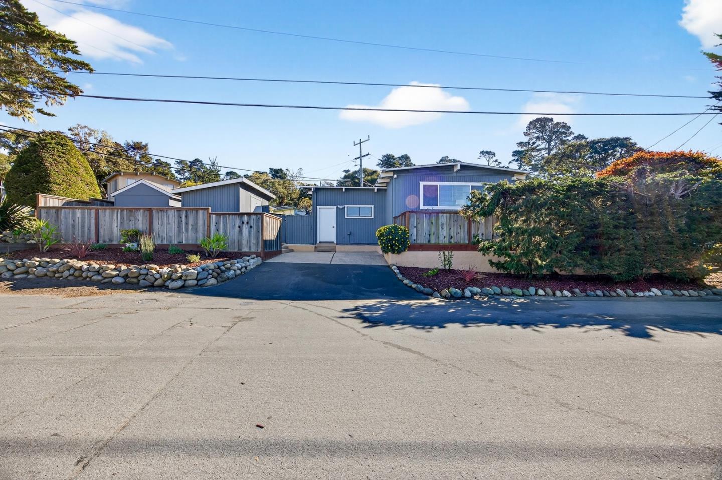 Detail Gallery Image 4 of 52 For 1122 Presidio Blvd, Pacific Grove,  CA 93950 - 3 Beds | 2 Baths