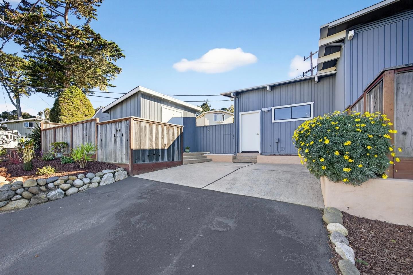 Detail Gallery Image 5 of 52 For 1122 Presidio Blvd, Pacific Grove,  CA 93950 - 3 Beds | 2 Baths