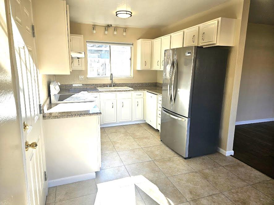 Detail Gallery Image 4 of 16 For 808 Moraga Dr, Mountain View,  CA 94041 - 2 Beds | 2 Baths