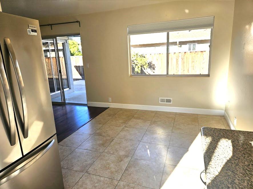 Detail Gallery Image 5 of 16 For 808 Moraga Dr, Mountain View,  CA 94041 - 2 Beds | 2 Baths