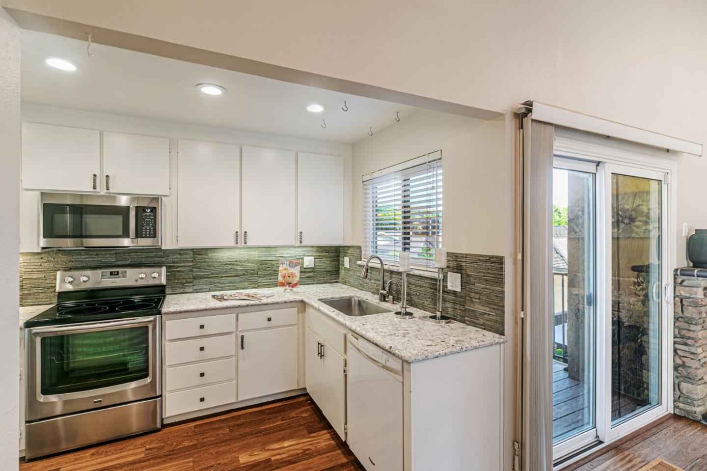 Detail Gallery Image 7 of 27 For 2128 Canoas Garden Ave #D,  San Jose,  CA 95125 - 2 Beds | 1/1 Baths