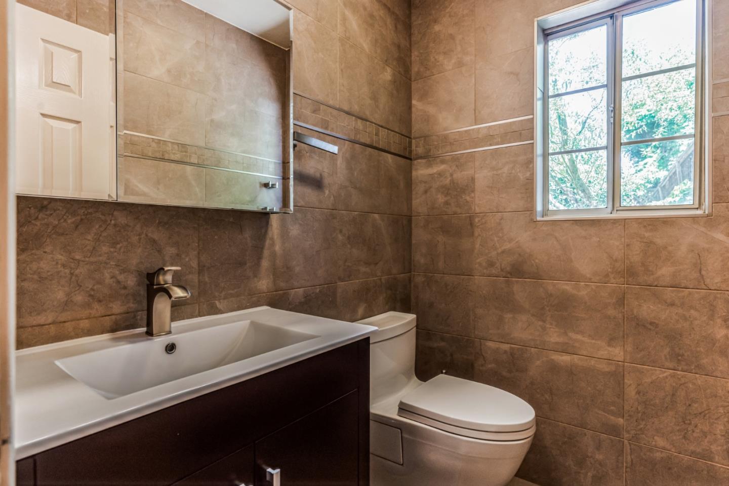 Detail Gallery Image 11 of 46 For 428 Bella Corte, Mountain View,  CA 94043 - 4 Beds | 2/1 Baths