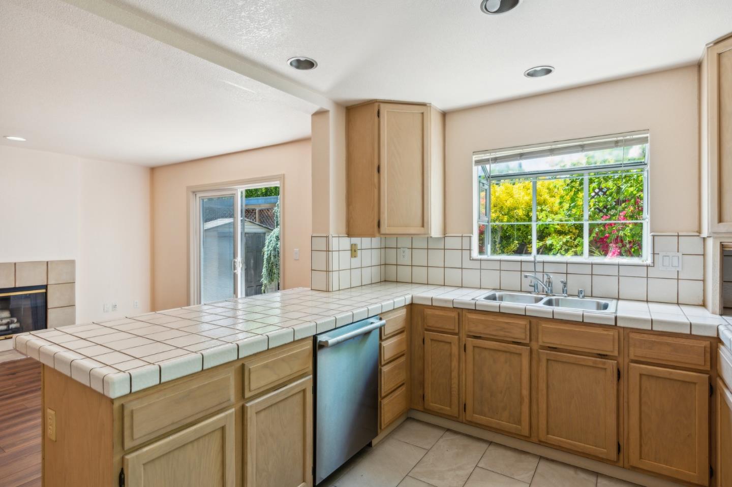 Detail Gallery Image 12 of 46 For 428 Bella Corte, Mountain View,  CA 94043 - 4 Beds | 2/1 Baths