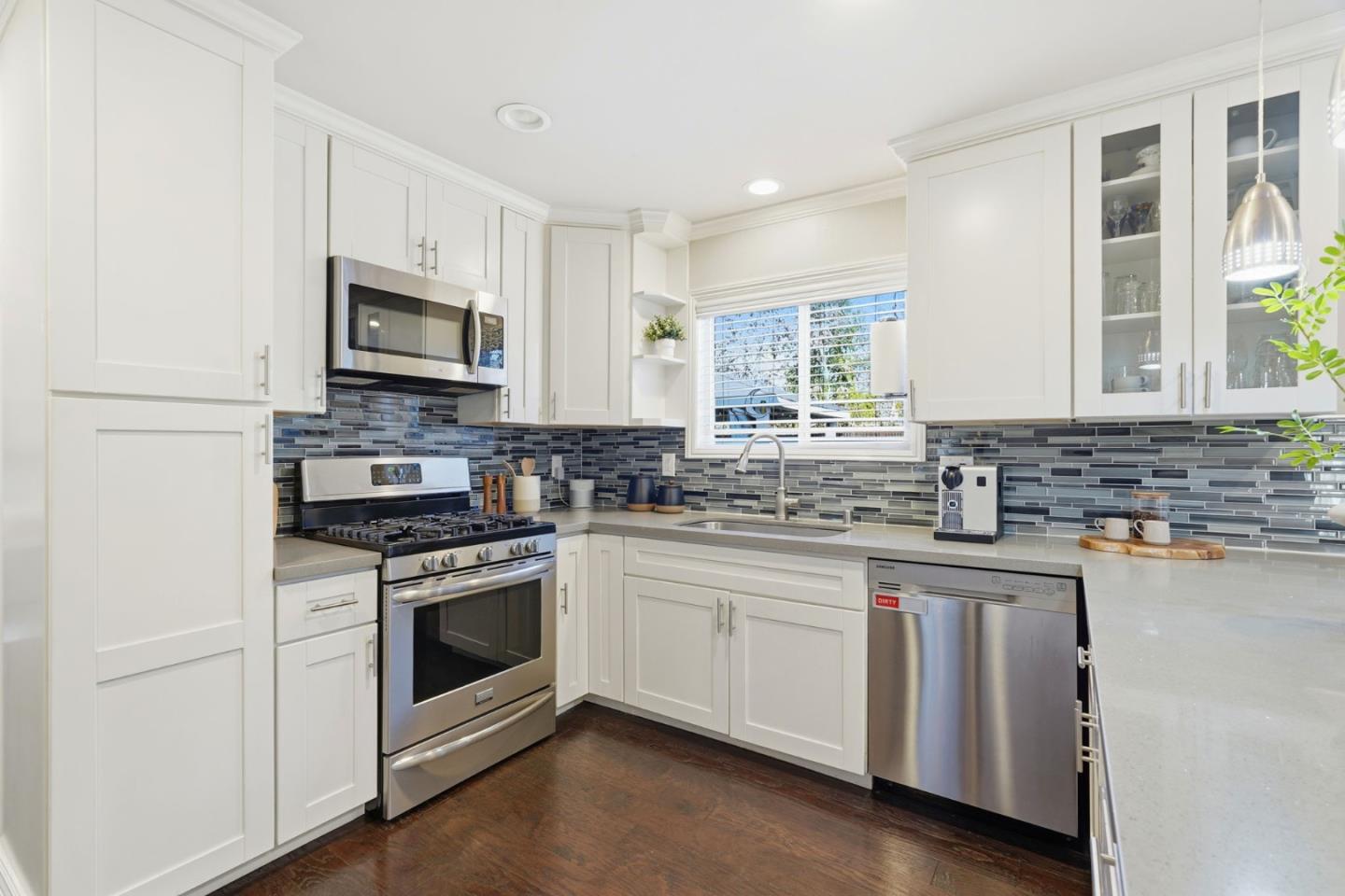 Detail Gallery Image 9 of 32 For 1556 Creek Dr, San Jose,  CA 95125 - 4 Beds | 2/1 Baths