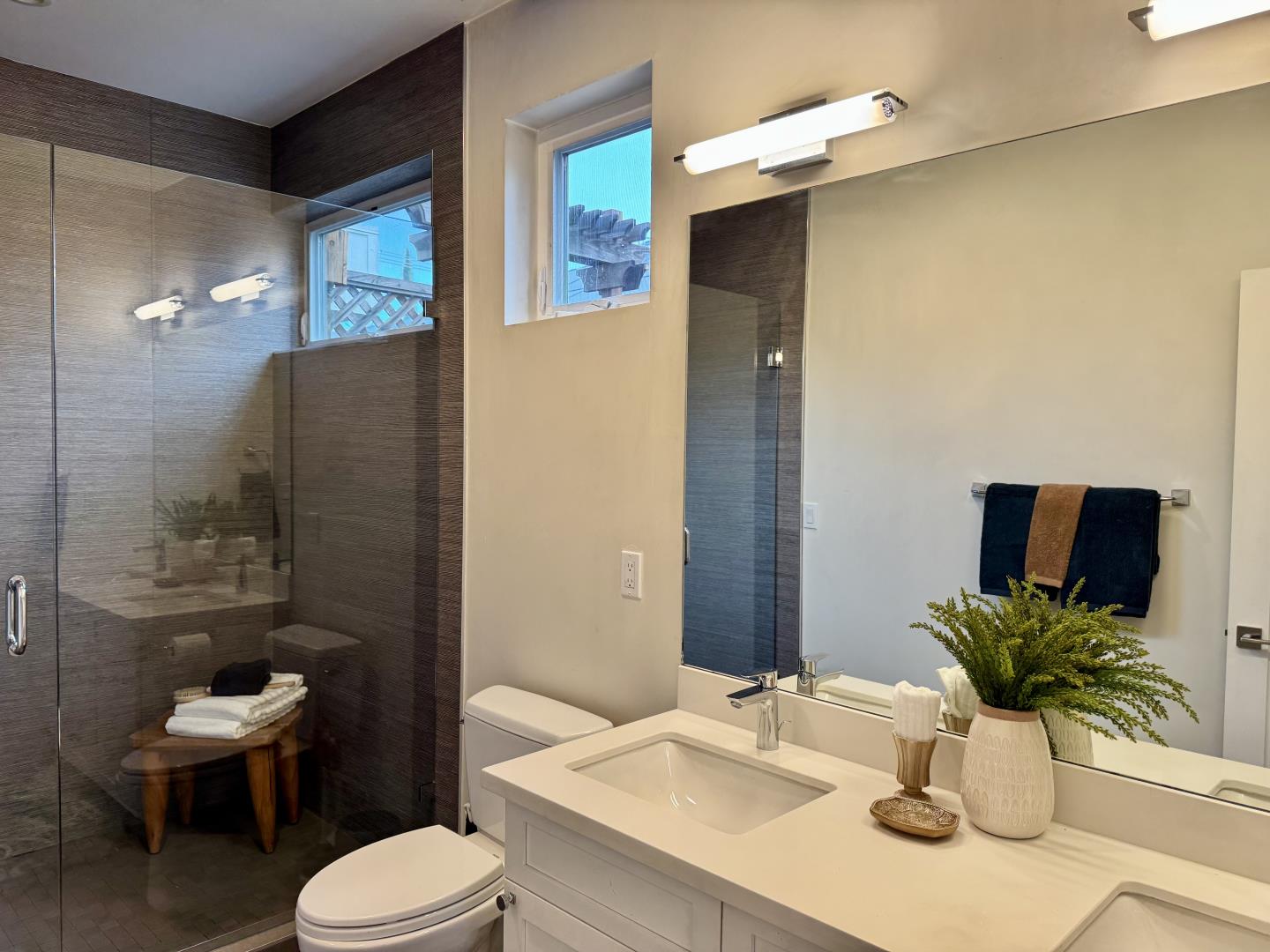 Detail Gallery Image 13 of 35 For 16 Hillview Ave, Redwood City,  CA 94062 - 4 Beds | 3 Baths