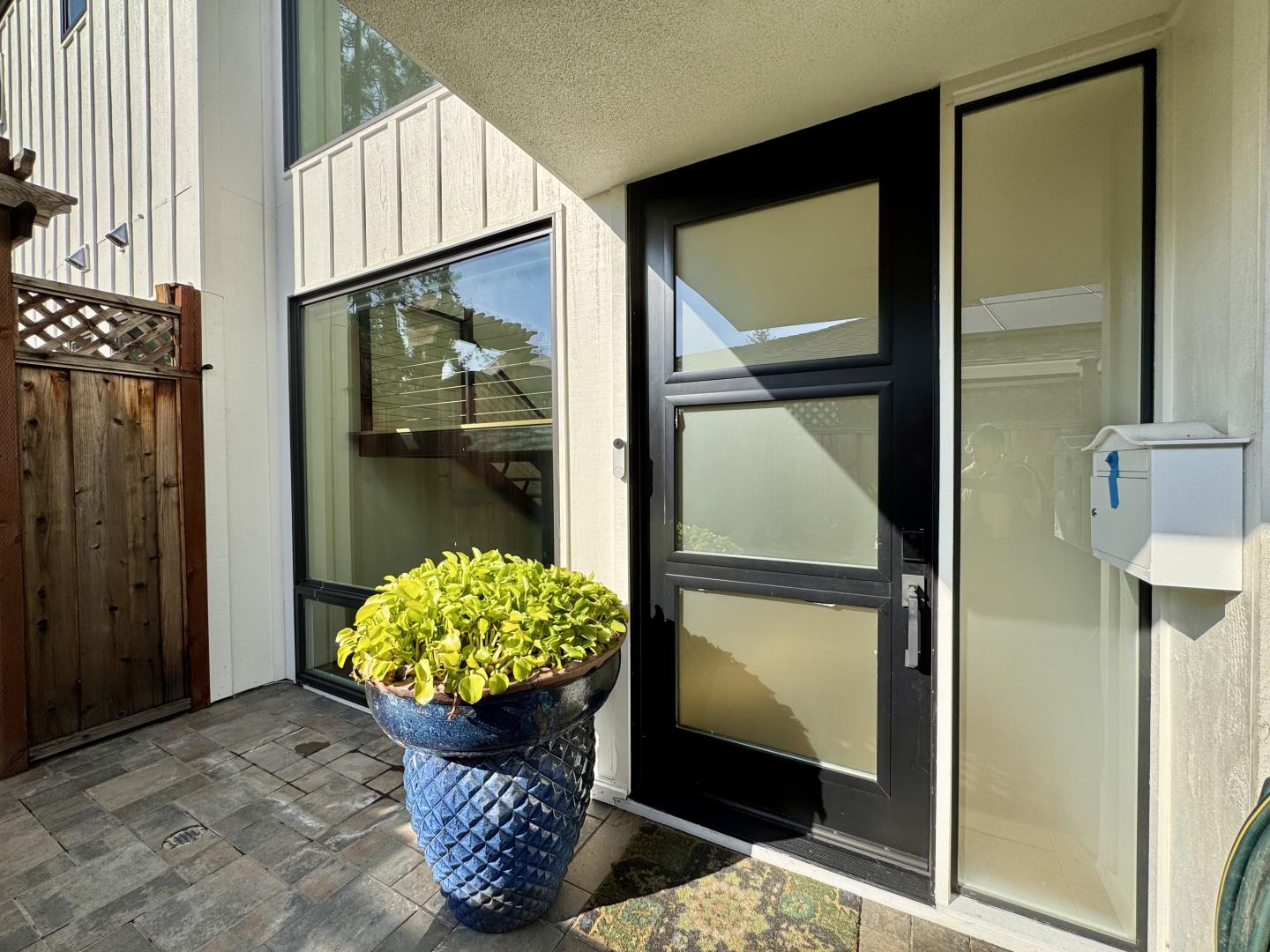 Detail Gallery Image 8 of 35 For 16 Hillview Ave, Redwood City,  CA 94062 - 4 Beds | 3 Baths