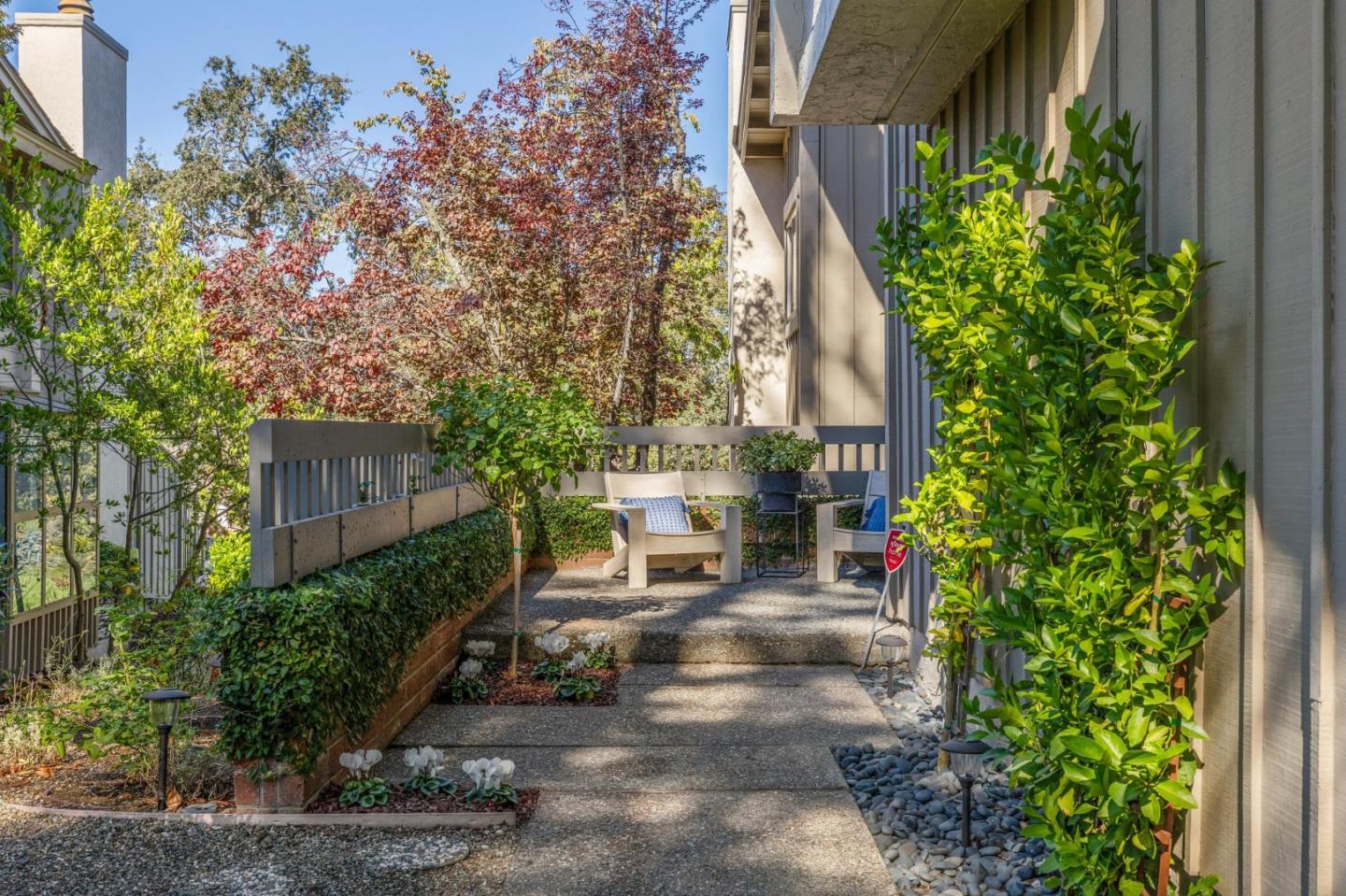 Detail Gallery Image 2 of 21 For 402 Sand Hill Cir, Menlo Park,  CA 94025 - 3 Beds | 2/1 Baths