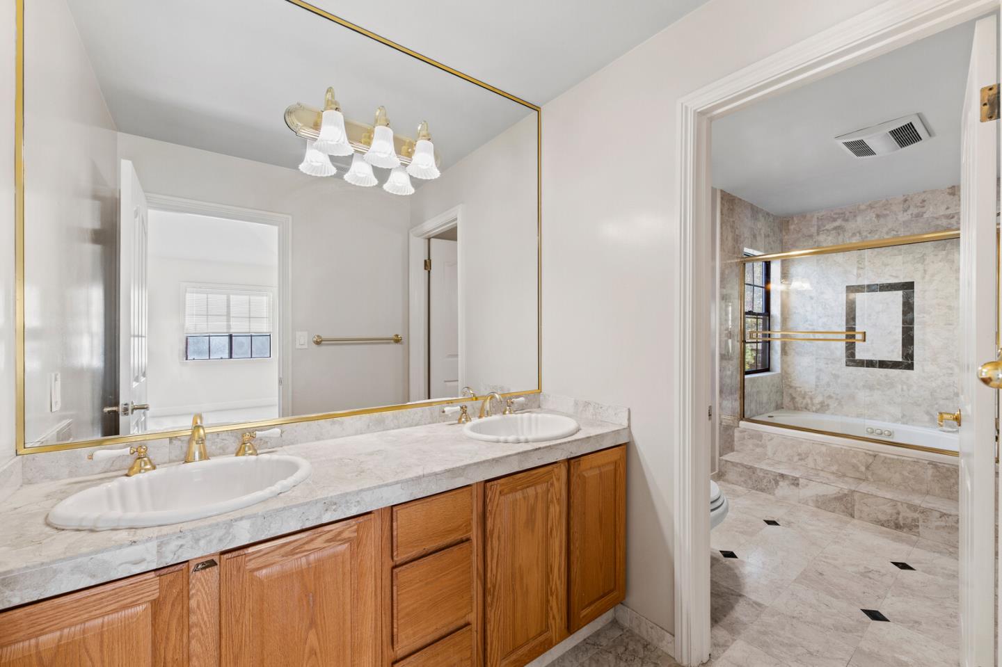 Detail Gallery Image 10 of 18 For 2412 Hillside Dr, Burlingame,  CA 94010 - 4 Beds | 3/1 Baths