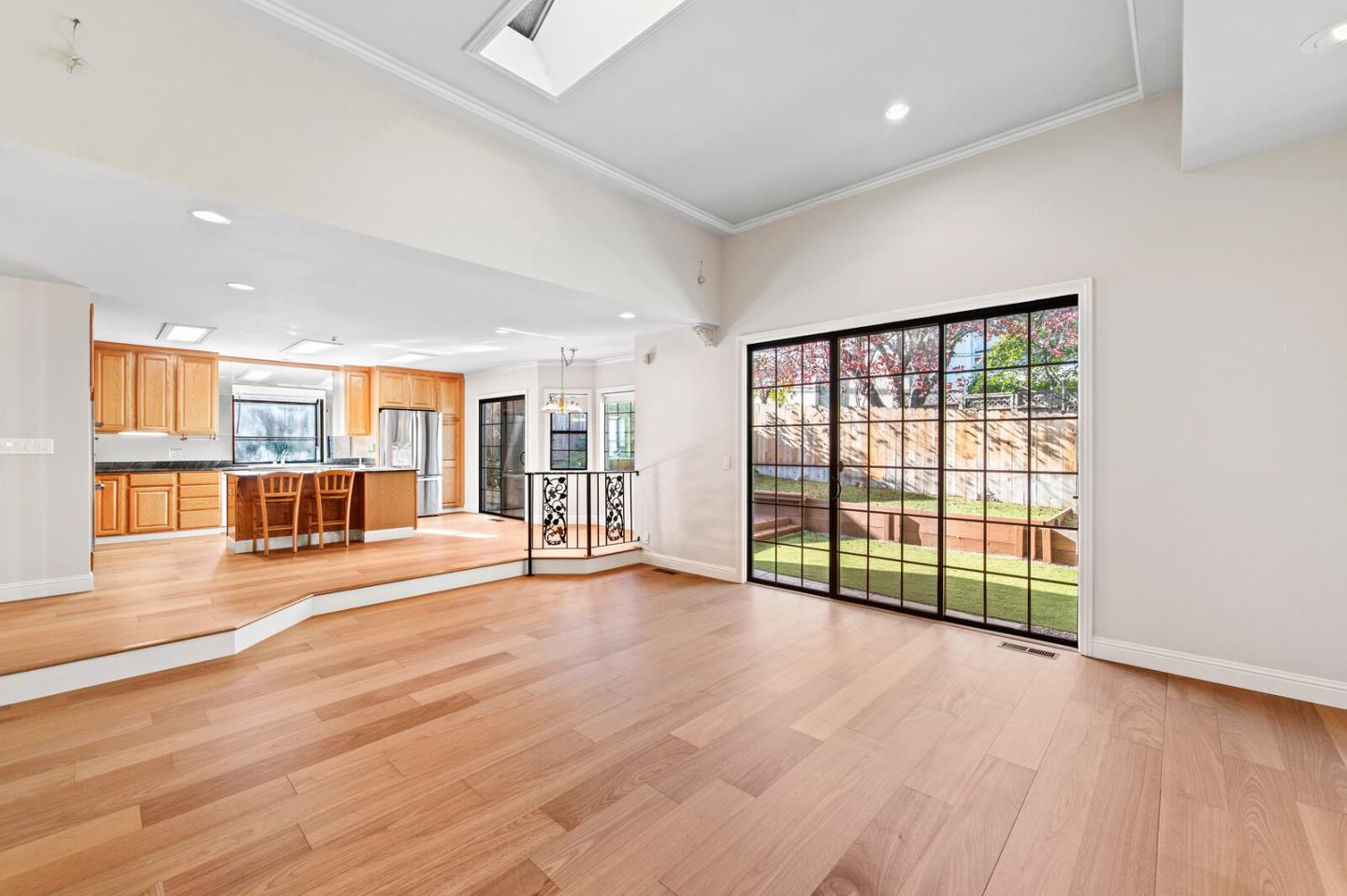 Detail Gallery Image 5 of 18 For 2412 Hillside Dr, Burlingame,  CA 94010 - 4 Beds | 3/1 Baths