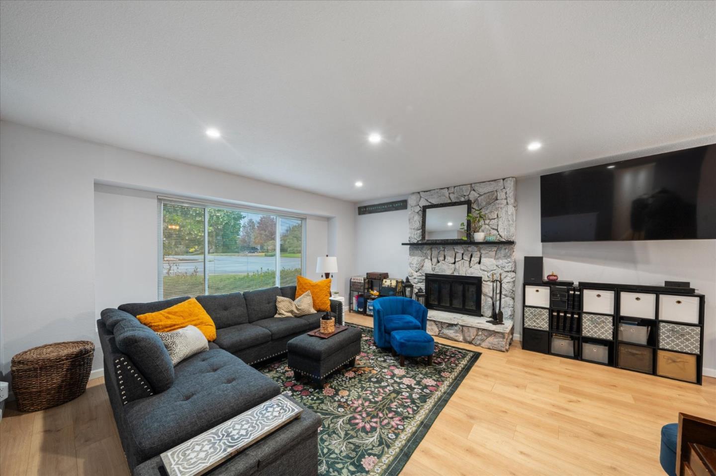 Detail Gallery Image 4 of 34 For 3505 Tamarack Dr, Redding,  CA 96003 - 4 Beds | 2 Baths