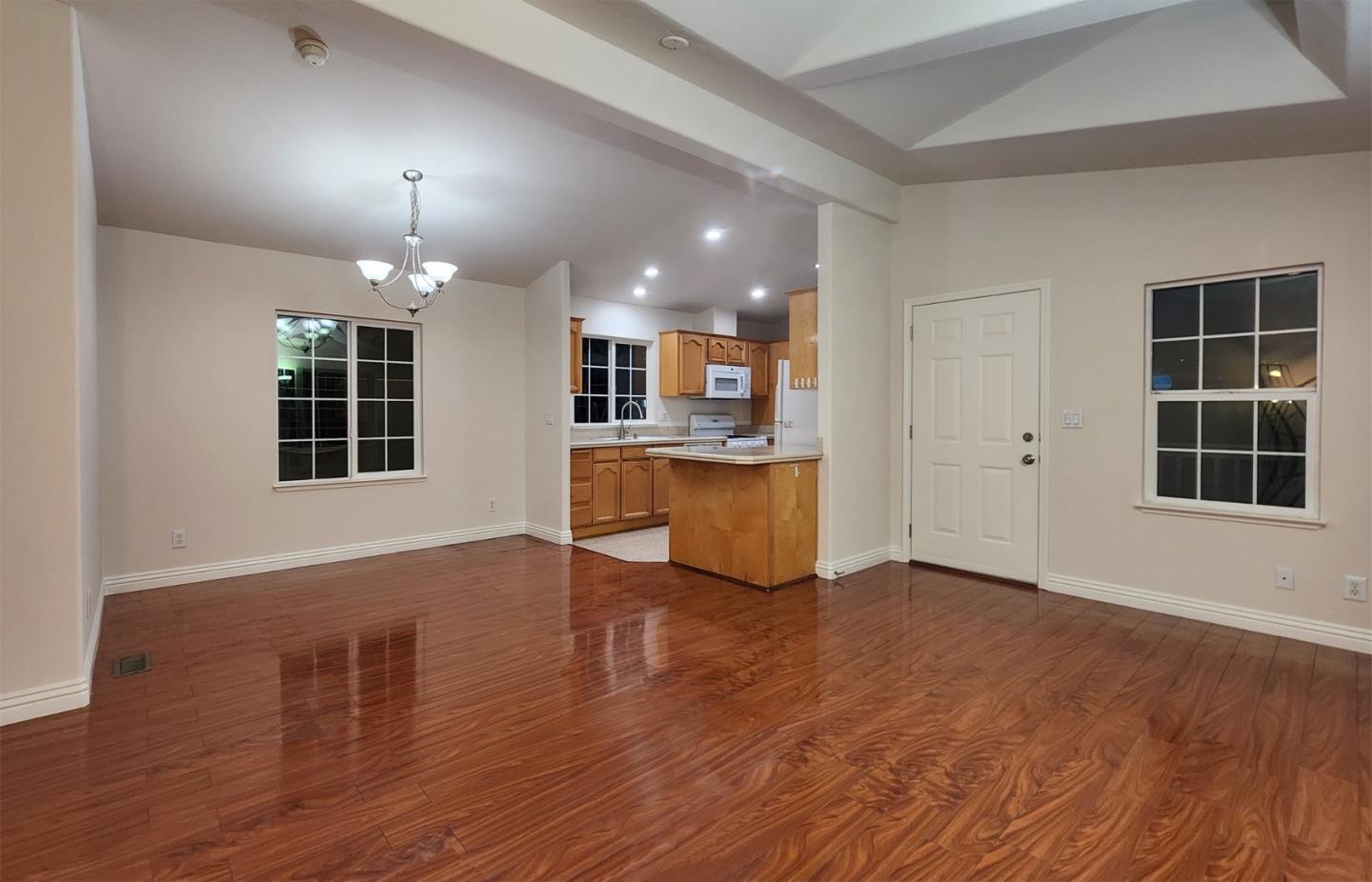 Detail Gallery Image 5 of 11 For 555 Umbarger Rd #134,  San Jose,  CA 95111 - 3 Beds | 2 Baths