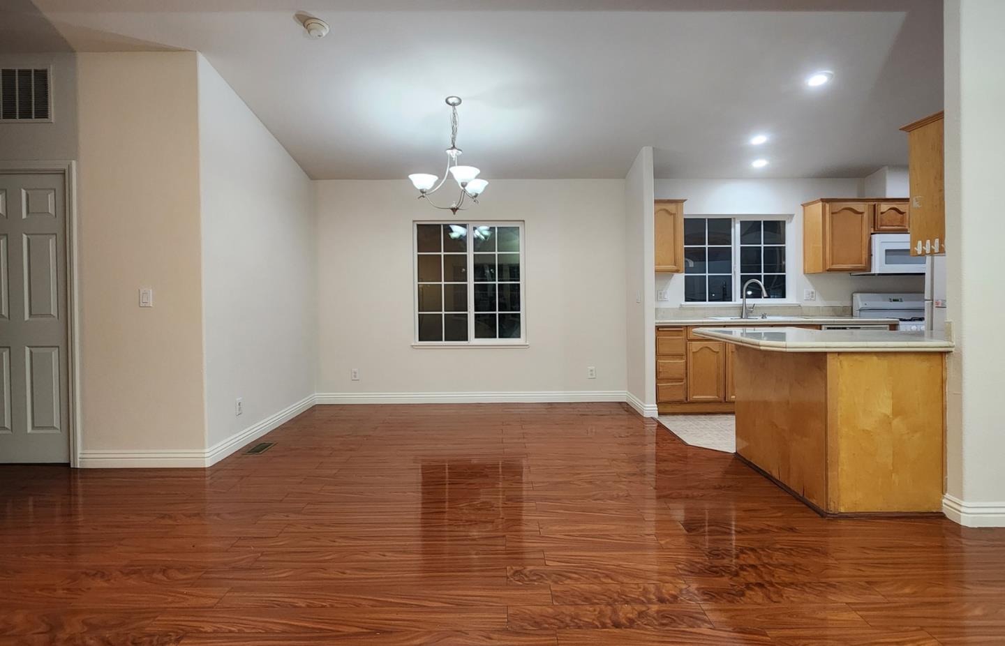 Detail Gallery Image 6 of 11 For 555 Umbarger Rd #134,  San Jose,  CA 95111 - 3 Beds | 2 Baths