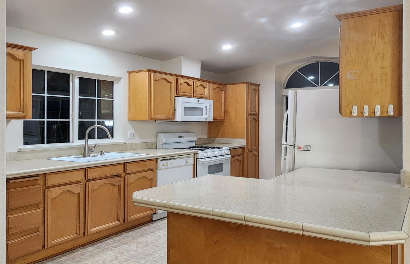 Detail Gallery Image 8 of 11 For 555 Umbarger Rd #134,  San Jose,  CA 95111 - 3 Beds | 2 Baths