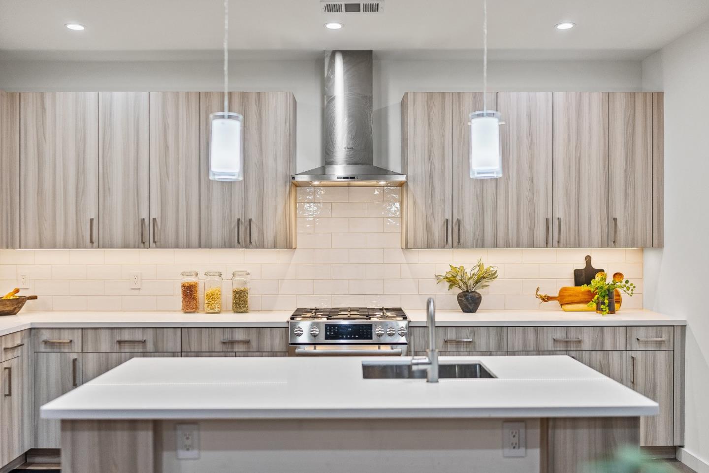 Detail Gallery Image 15 of 34 For 908 Woodside Rd, Redwood City,  CA 94061 - 3 Beds | 3 Baths