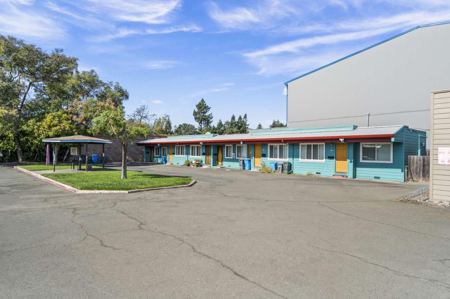 Detail Gallery Image 4 of 10 For 1015 S a St, Santa Rosa,  CA 95404 - – Beds | – Baths