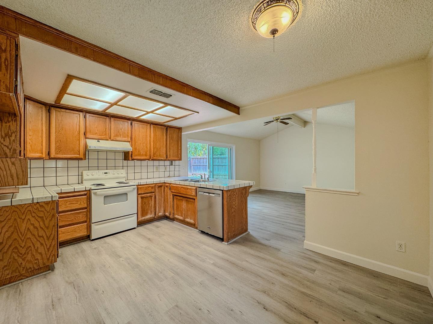 Detail Gallery Image 6 of 12 For 3022 Rosemont Dr, Sacramento,  CA 95826 - 4 Beds | 2 Baths