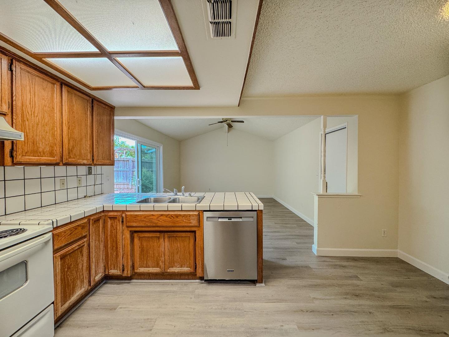 Detail Gallery Image 7 of 12 For 3022 Rosemont Dr, Sacramento,  CA 95826 - 4 Beds | 2 Baths