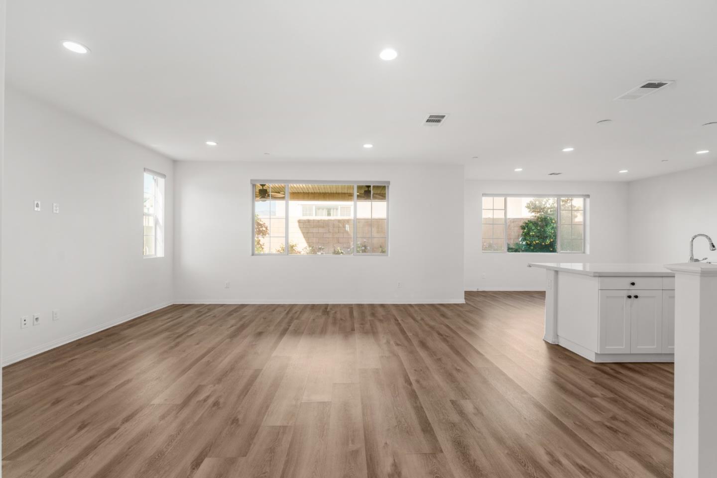 Detail Gallery Image 4 of 35 For 3915 E Fincastle St, Ontario,  CA 91761 - 4 Beds | 3 Baths