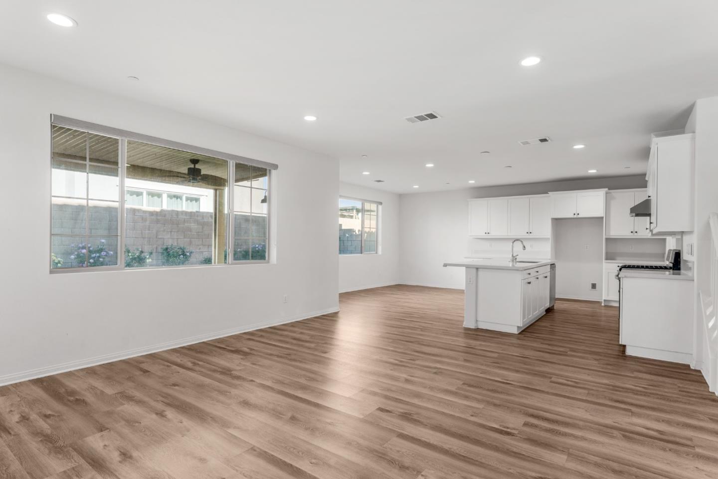 Detail Gallery Image 5 of 35 For 3915 E Fincastle St, Ontario,  CA 91761 - 4 Beds | 3 Baths