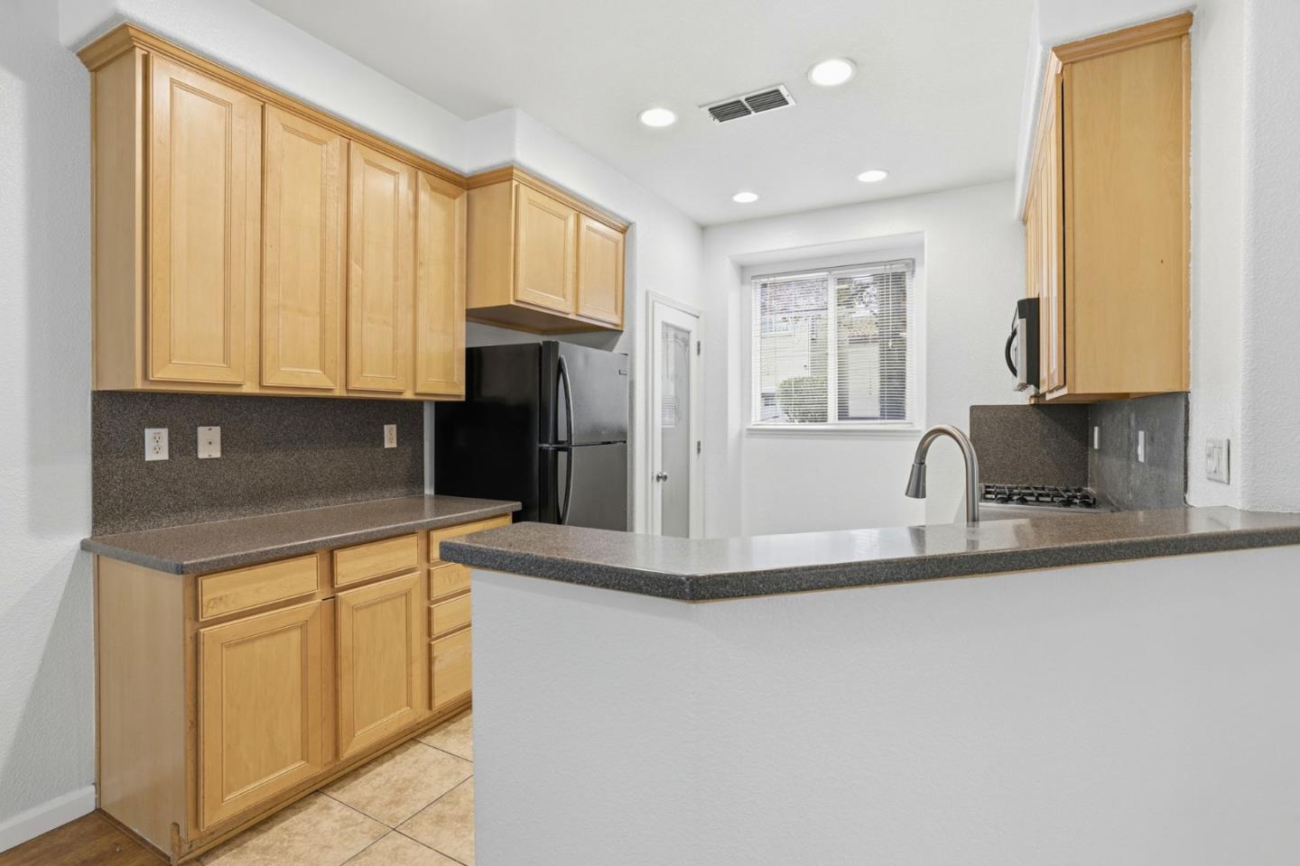 Detail Gallery Image 5 of 20 For 11 Stony Hill Pl, Sacramento,  CA 95835 - 3 Beds | 2/1 Baths