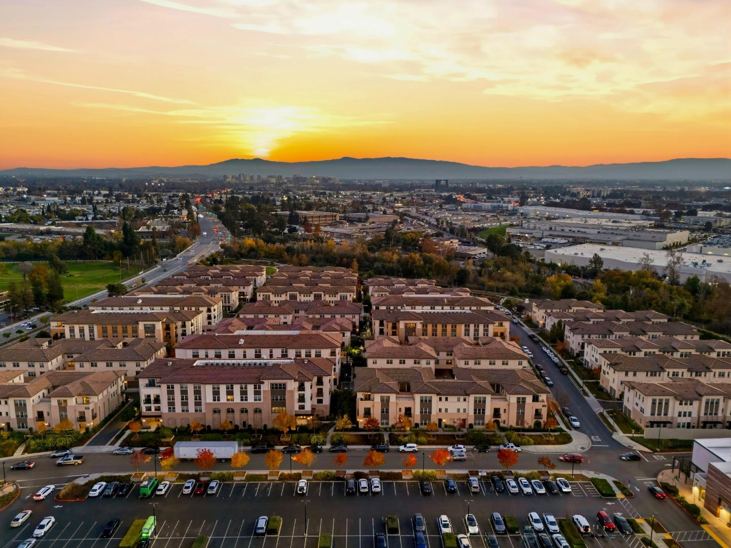 Detail Gallery Image 3 of 50 For 1057 Foxglove Pl #202,  San Jose,  CA 95131 - 3 Beds | 2/1 Baths