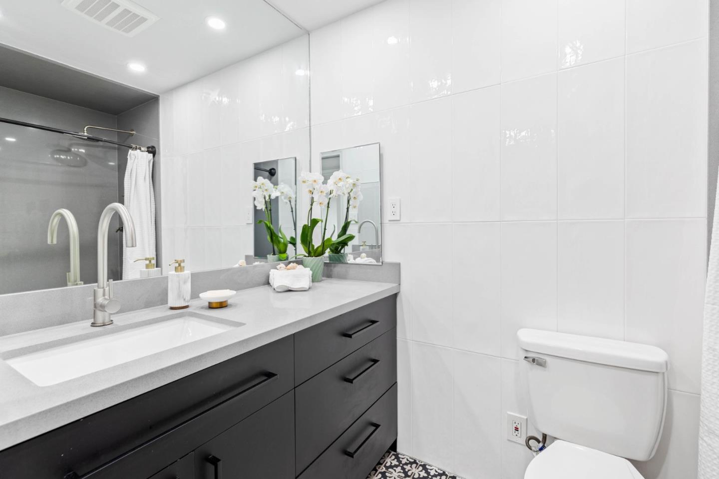 Detail Gallery Image 14 of 23 For 55 Claremont Ave #301,  Redwood City,  CA 94062 - 3 Beds | 2 Baths