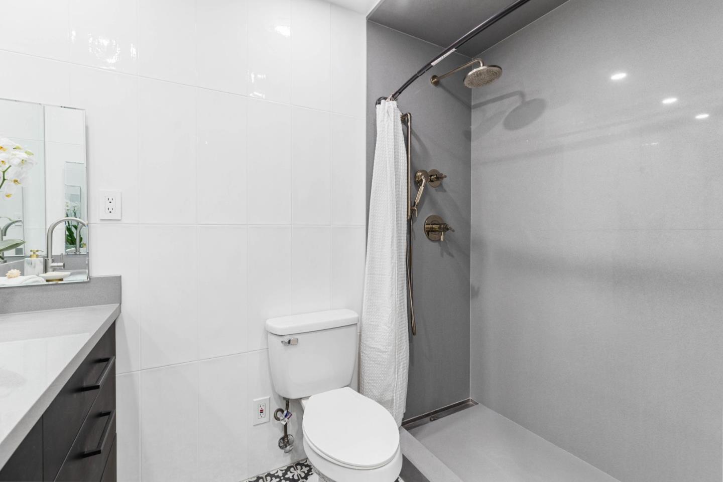 Detail Gallery Image 15 of 23 For 55 Claremont Ave #301,  Redwood City,  CA 94062 - 3 Beds | 2 Baths