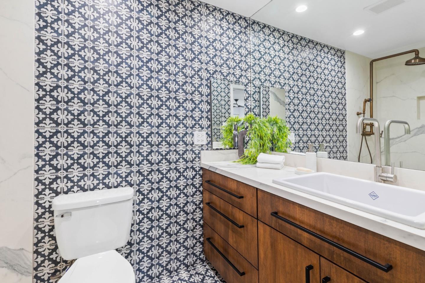 Detail Gallery Image 18 of 23 For 55 Claremont Ave #301,  Redwood City,  CA 94062 - 3 Beds | 2 Baths